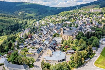 Im Zentrum von Oberwiesenthal werden immer mehr Wohnungen als Ferienquartiere genutzt. Bislang können Stadt und Stadträte wenig dagegen tun. Das soll sich nun ändern. 