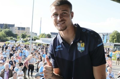 Beim Fanfest vor dem Stadion präsentierte der CFC am Donnerstagabend seinen Neuzugang Kilian Pagliuca. 
