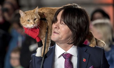  Der britische Schriftsteller und Musiker James Bowen und seine Katze Bob treffen zur Weltpremiere von "A Street Cat Named Bob" ein. Im Alter von 14 Jahren war Bob im Juni diesen Jahres dann gestorben. «Ich habe das Gefühl, das Licht in meinem Leben ist ausgegangen», sagte Bowen. 