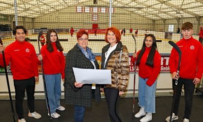 Kathrin Kern (3. v. r.) von der Sparkasse Zwickau übergab ETC-Schatzmeisterin Peggy Meißner einen Spendenscheck. Mit dabei die Talente Eden Hofverberg, Leni Schmidt, Chanel Hofverberg und Lars Hamori (v. l.).
