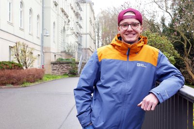 Kompensiert Lernen mit Sport: Konstantin Uhlig vor dem Zschopauer Gymnasium.