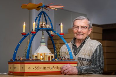 Als Meisterstück fertigte Johannes Günther 1956 eine elektrisch betriebene und beleuchtete Pyramide nach dem Vorbild der Seiffener Kirche.