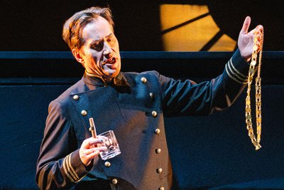 Birger Radde (links) spielt die Titelrolle in der neuen Chemnitzer Inszenierung von Richard Wagners Oper „Der fliegende Holländer“.