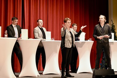 Moderiert wurde das Wahlforum in Aue von Angela Klier (Mitte) vom Kompetenzzentrum für Gemeinwesenarbeit und von Alexander Fuchs (r.) von der Industrie- und Gewerbevereinigung.