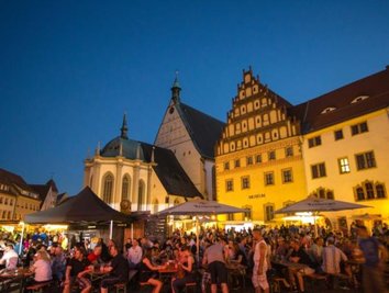Die abendlichen Partys wie 2016 mit Jump auf dem Untermarkt ziehen alljährlich tausende Gäste zum Bergstadtfest in die Freiberger Altstadt. Das dürfte auch in diesem Jahr kaum anders werden.