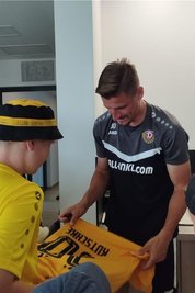 Auch Stefan Kutschke, der alte und neue Kapitän des Drittligisten aus Dresden, stand für Autogramme und Fotos zur Verfügung.