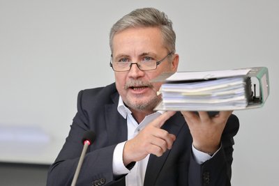 Rolf Schmidt, Oberbürgermeister von Annaberg-Buchholz, hält demonstrativ einen Ordner mit dem Fördermittelantrag für eine einzige Straße am im Rathaus in die Höhe. 21 Bürgermeister aus dem Erzgebirgskreis, die meisten davon keiner etablierten Partei zugehörig, veröffentlichten am 2017 ein Positionspapier und forderten vor allem ein Umdenken ins Sachsens Finanzpolitik.