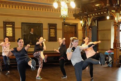 Kickboxen für Anfänger unter dem Titel "Taffes Rittergefecht": Trainerin Stephanie Krohn (vorn) mit den Teilnehmern im Ratssaal. 