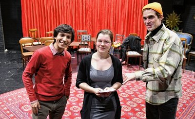 Alexander Donesch (r.) inszeniert die Rockoper "Jesus Christ Superstar". Unterstützt wurde er beim Vorsingen-Termin in Freiberg von Regieassistentin Antonia Neppl und Kapellmeister José Luis Gutiérrez. 