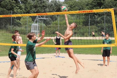 Beim Volleyballcamp trainierten die Teilnehmer auch im Reichenbacher Freibad.