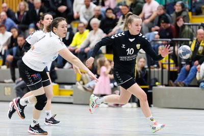 Lina Kalkreuter (rechts) mit Offensivdrang. Für die Verbandsliga-Frauen aus dem Vogtland war Oberligist SF 01 Dresden im Pokalspiel eine Nummer zu groß.