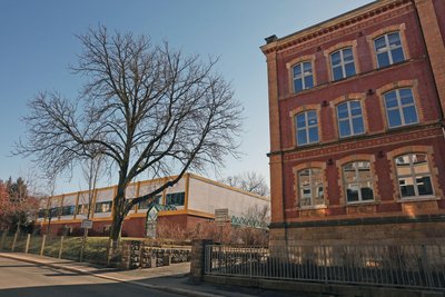 Das Dach der Turnhalle (links) des Werdauer Gymnasiums muss erneuert werden, weil Nässe eindringt.