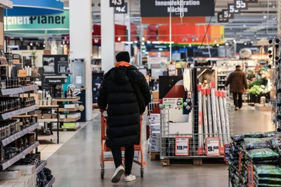 Bei einzelnen Produkten könnten auch Privatkunden im Baumarkt vor leeren Regalen stehen.