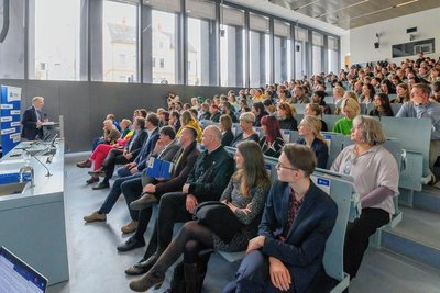 Rektor Professor Volker Tolkmitt (l.) begrüßte die Studierenden zur Immatrikulationsfeier. 