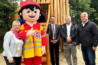 Einweihung des neuen Kletter- und Rutschenturms der Kita „Bahnhofspatzen“ in Sayda mit Kita-Leiterin Kerstin Thiel, Johanniter-Kreisvorstand Ingo Reichel, Spielgerätebauer Klaus Kriehn und Bürgermeister Stefan Wanke.