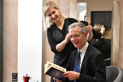 Musiker Andreas Scholz vom Mittelsächsischen Theater gilt als Günther Jauch Double, hier 2023 unter den Händen von Friseurmeisterin Paola in der Maske in Freiberg.