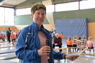 Mandy Remus ist beim LV Olympia Kirchberg nicht nur Vorsitzende und Trainerin. Sie engagiert sich so wie bei der Hallenkreismeisterschaft der Grundschulen auch in der Wettkampforganisation.