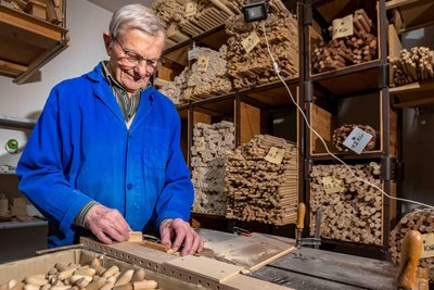 Noch heute steht Johannes Günther in der Werkstatt des Seiffener Unternehmens und packt mit an.