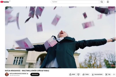 Er hat sichtlich Spaß daran: Als Günther-Jauch-Double wirft Andreas Scholz aus Freiberg/Dresden im Videoclip „Multimilllionär“ von Rapperin Katja Krasavice mit 500-Euro-Scheinen um sich.