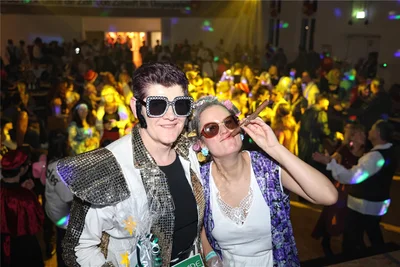 Claudia Neubert als Elvis und Susann Oertel als Oma gewannen jeweils einen Preis bei der Kostümprämierung.