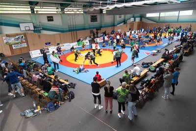Verteilt auf vier Altersklassen waren 117 Athleten am Start, die sich nach der Erwärmung in der griechisch-römischen Stilart beweisen mussten.