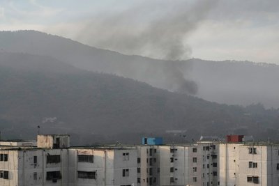 Rauch steigt vom Fort Tiuna auf, einem der wichtigsten Militärgarnisonen in Venezuelas Hauptstadt Caracas.