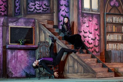 Hadern damit, dass ihre Tochter Wednesday keine Lust mehr auf Finsternis hat: Gomez (Nick Körber) und Morticia (Nadja Schimonsky) Addams auf den Greifensteinen. 