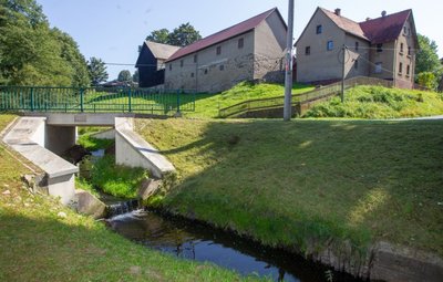 Durch das idyllisch gelegene Helmsgrün fließt der Bellwitzbach. Über einen längeren Zeitraum wurde erheblich verunreinigtes Wasser eingeleitet. Die Staatsanwaltschaft Zwickau hat Ermittlungen aufgenommen. 