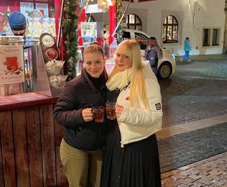 Florentine Zehring (v. l.) und Lara Ulma genießen einen Bratapfel-Punsch. Sonst bevorzugen sie den Kirschglühwein. 