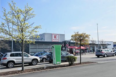 Nach einer Unfallflucht auf dem Stollberger Kaufland-Parkplatz sucht die Polizei Zeugen.