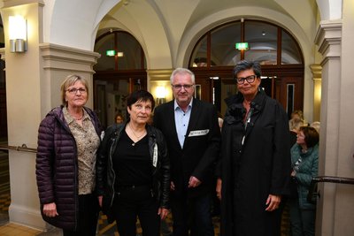 Das Team Karin Eckelt, Marina Blum, Steffen „Felix“ Müller und Birgit Fichtner (von links) hat das Jahrgangstreffen der Abiturienten von 1975 im Rochlitzer Gymnasium organisiert.
