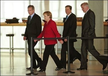 Die Spitzen von CDU, CSU und FDP haben Niedersachsens Ministepräsident Wulff (CDU) als Kandidaten für das Amt des Bundespräsidenten vorgestellt. Angesichts der schwarz-gelben Mehrheit in der Bundesversammlung steht seiner Wahl nichts im Wege.