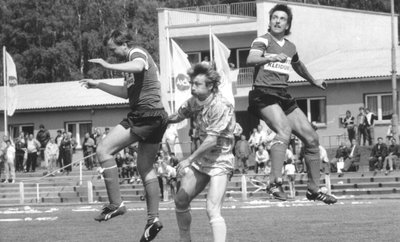 Ließ beim Finalsieg gegen Wismut Aue II zwei Gegenspieler ins Leere springen und erzielte ein Tor: Uwe Frenzel (Mitte). 