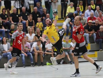 Lange Zeit hatten die Oberlosaer Spieler (im Foto Sebastian Duschek am Ball) und Fans Grund zum Jubeln. Doch die Hannoveraner drehten das Spiel in dem Moment, in dem keiner mehr den Gast auf dem Zettel hatte. 