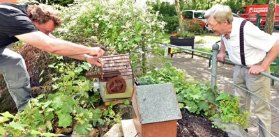 Hausmeister Thomas Wünsch (l.) überprüft regelmäßig den Wasserzulauf. Wolfgang Lange (r.) sorgte dafür, dass das Objekt nach dem Verkauf des Grundstücks seiner Familie nach Flöha kommt. 