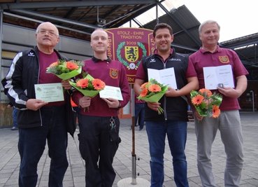 Vier der Ausgezeichneten der Schützengilde Oelsnitz: Klaus Posselt erhielt die Ehrennadel des Sächsischen Schützenbundes in Silber, Nick Nößler die Ehrennadel des Sächsischen Schützenbundes in Bronze, Aron Fläschendräger die Ehrennadel des Landessportbundes in Silber und Roland Eichhorn die Ehrennadel des Landessportbundes in Bronze (von links). 