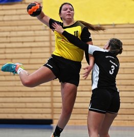 Die Geringswalderin Hannah Mark (l.) erzielte gegen den TSV Fortschritt Mittweida am Sonntag einen Treffer. Sie und ihr Team warten nach der Niederlage weiter auf die ersten Punkte der Saison. 