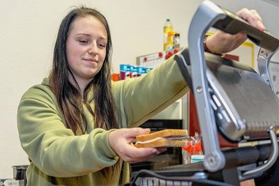 Lust auf einen Toast? Clubleiterin Laura Hessel bedient auch an der Snackbar.