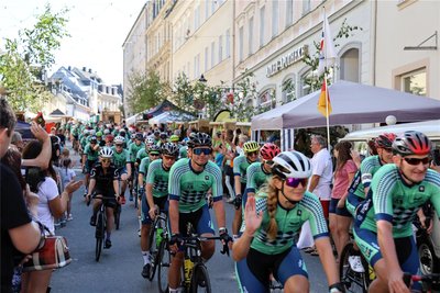 Die Friedensfahrt mit ihren rund 200 Teilnehmern durchquerte den Buchholzer Jahrmarkt.