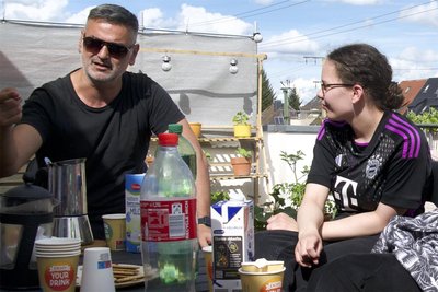 Auf der Terrasse von Ben (links) erfuhren die Schüler aus erster Hand, was sich für Israelis seit dem 7. Oktober verändert hat. Mit im Bild die Plauener Schülerin Johanna.