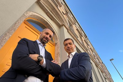 Enrico Grille mit Wohnungsverbandschef Alexander Müller (v. l.) vor der sanierten Winklerstraße 52.