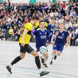 Die in Blau gekleideten Jößnitzer verpassten in ihrem ersten Turnierspiel am Sonntag gegen den VFC Plauen nur knapp die Überraschung. Am Ende hatte der Oberligist mit 4:3 die Nase vorn.
