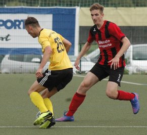 Debüt über 90 Minuten: Sascha Masopust (r.) ist einer der Zugänge bei den Mittweidaer Landesklasse-Fußballern. Er spielte als Rechtsverteidiger über die gesamte Dauer im Test bei Handwerk Rabenstein. 