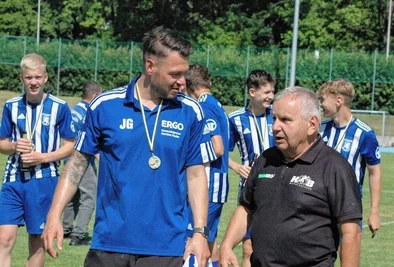 Johannes Göbler (l.), der B-Junioren-Trainer von Germania Mittweida, hatte vor der Saison nur einen schmalen Kader. Am Samstag holte seine Mannschaft gegen den BSC Freiberg den Kreispokal. KVF-Präsident Thomas Pretschner hatte das Team nach dem Sieg gegen den BSC geehrt. 