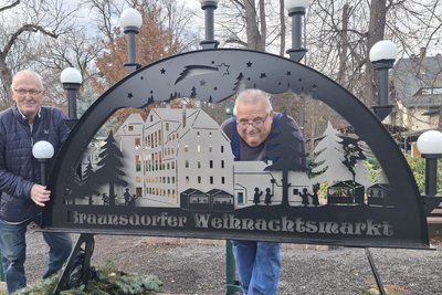 Holger Maywirth (r.) und Gunter Lämmel freuen sich auf den Weihnachtsmarkt in Braunsdorf.