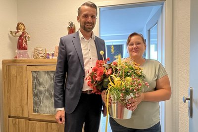 WGF-Geschäftsführer Enrico Grille gratulierte Ina Moderewitz zum Einzug. Sie war die erste Mieterin im sanierten Block Einsteinstraße 39/41.
