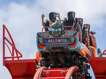             Besucher fahren mit der Achterbahn "Huracan" im Freizeitpark Belantis.