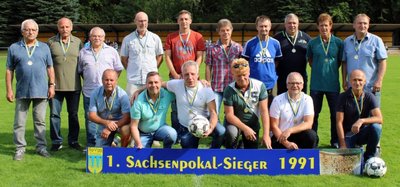 Die Landespokalsieger von 1991 wurden am Sonntag in Zschopau nochmals mit Medaillen geehrt - hinten von links: Trainer Volkmar Neubert, Mannschaftsleiter Frank Hartan, Johann Pienkny, Mike Weizel, Ingo Köpping, Uwe Rösch, Uwe Frenzel, Mike Weirauch, Ulrich Stoll, Stefan Fricke; vorn von links: Lutz Brettschneider, Frank Planitzer, Karsten Thost, Frank Seefeldt, Dirk Schönfeld und Uwe Sieber. 