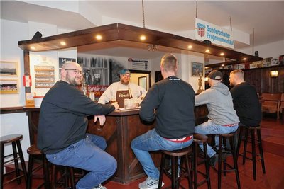 Am Samstagvormittag kurz nach Öffnung im Fußballtreff "Alois" am Zwickauer Neumarkt.