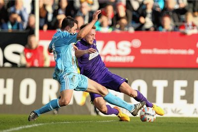 Das letzte Mal trafen die beiden Vereine im Jahr 2015 in der Dritten Liga aufeinander. Im Zweikampf Kevin Conrad für Chemnitz (links) und Max Wegner. 